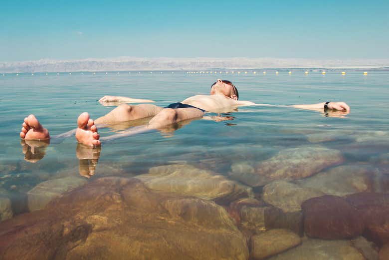 Flotter sur la mer Morte 